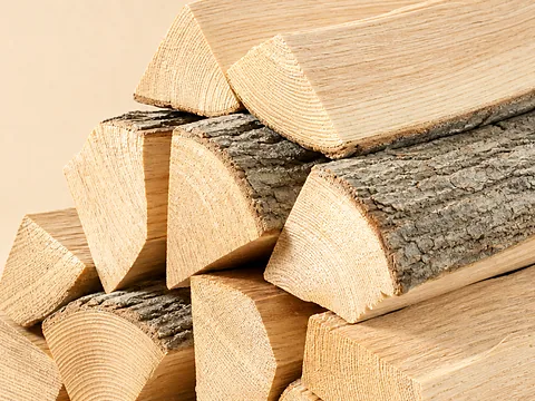 Ясеневые дрова — крупный план торцов поленьев
